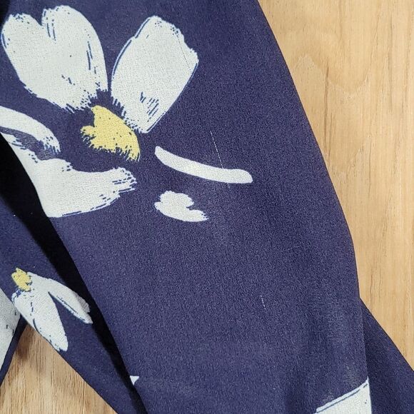 🔹️Liz Claiborne Blue & White Daisy Print Popover Blouse Small - Picture 12 of 13
